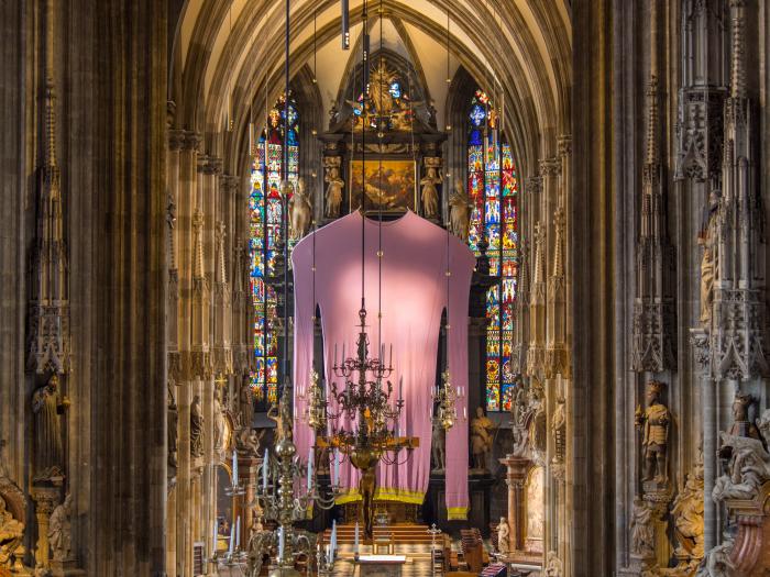 Egy óriás lila pulóverrel ünnepli a böjtöt a bécsi Stephansdom